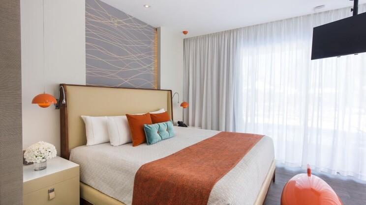 Swank Wraparound Swim-Up Suite